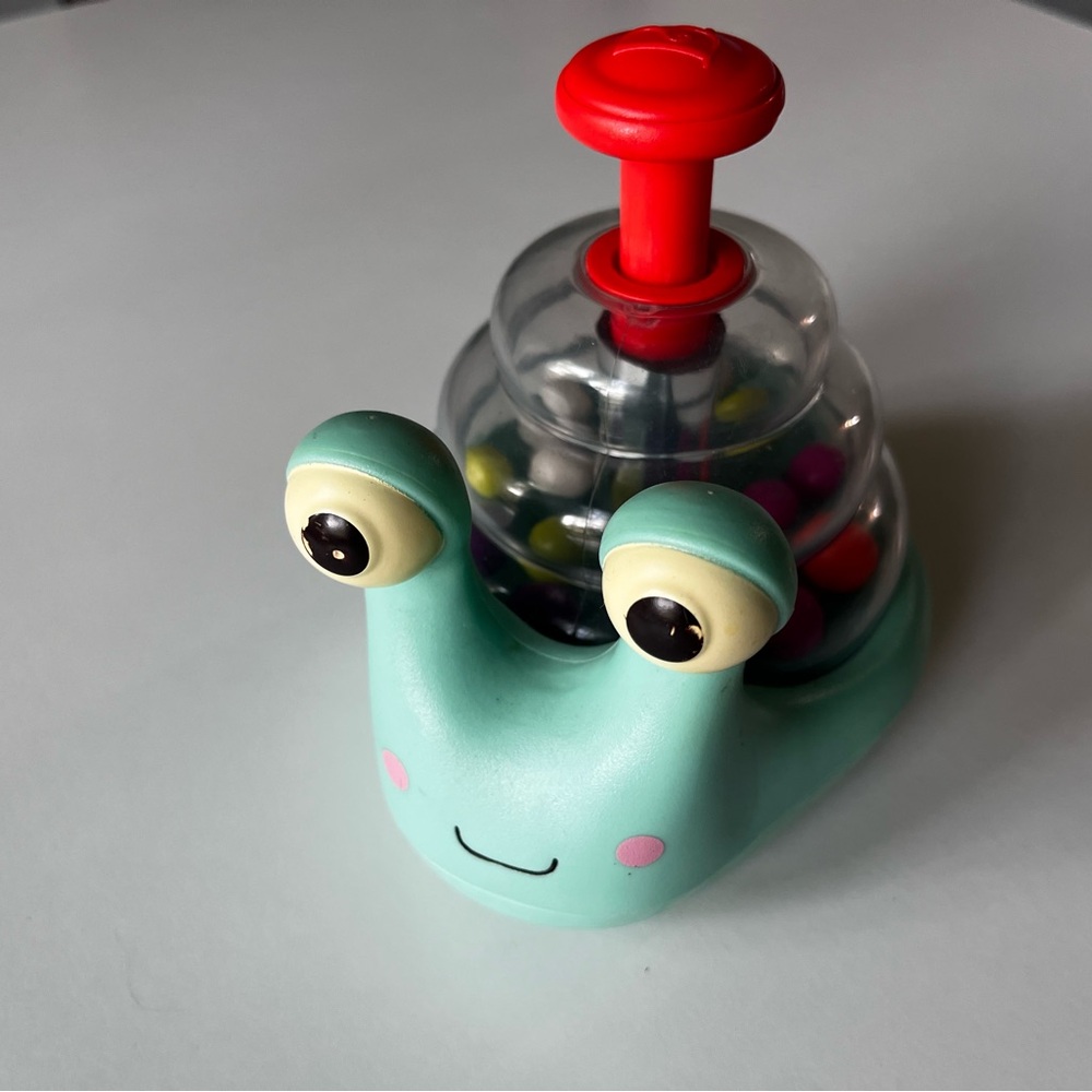 Delight your child with this colorful snail push toy.